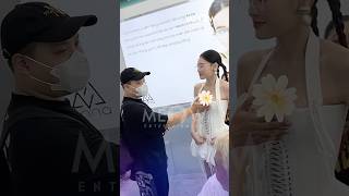 Ninh Dương Lan Ngọc Có 1 Trợ Lý Cực Kì Chuyên Nghiệp, Thấy Nghệ Sĩ Hớ Hênh Là Dùng Tay Che Chắn N