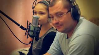 папа с дочкой поют песню