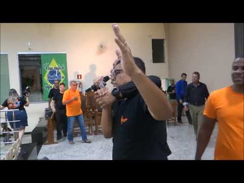 Pastor Welerson recebe oração da igreja.
