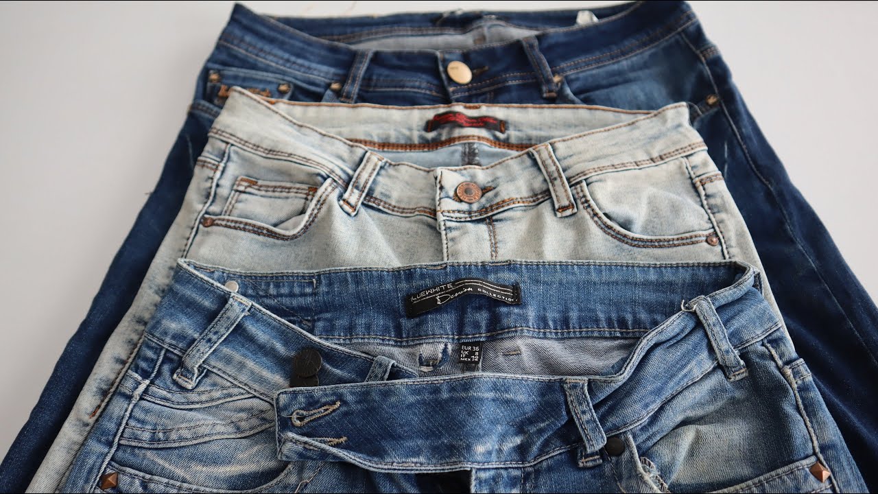 Подсмотрела идею в дорогом бутике и стала собирать старые джинсы. Разрезаю их и экономлю