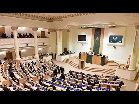 განათლების მინისტრი პარლამენტში