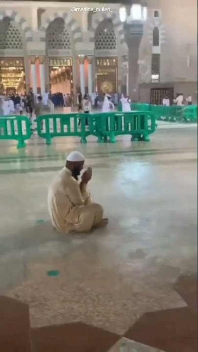 Tetap khusu' berdoa di tengah hujan#shorts