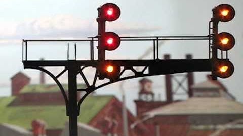 HO Cantilever Triple Target Searchlight Signal Bridge.avi
