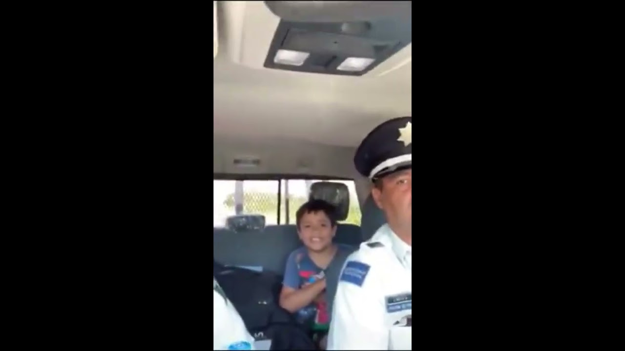 Policía Federal entrega a niño olvidado por su familia en un OXXO