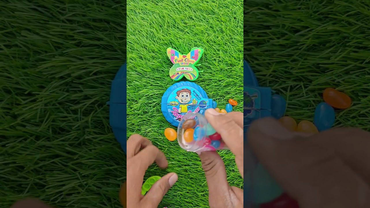 Рыжий котенок в розыгрыше семьи зомби 