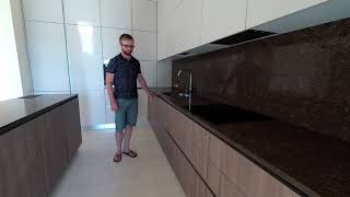 Обзор. Угловая кухня с островом под потолок. Фурнитура Blum. Столешница из камня кварц. Кухни киев. Обзор. Угловая кухня с островом под потолок. Фурнитура Blum. Столешница из камня кварц. Кухни киев.