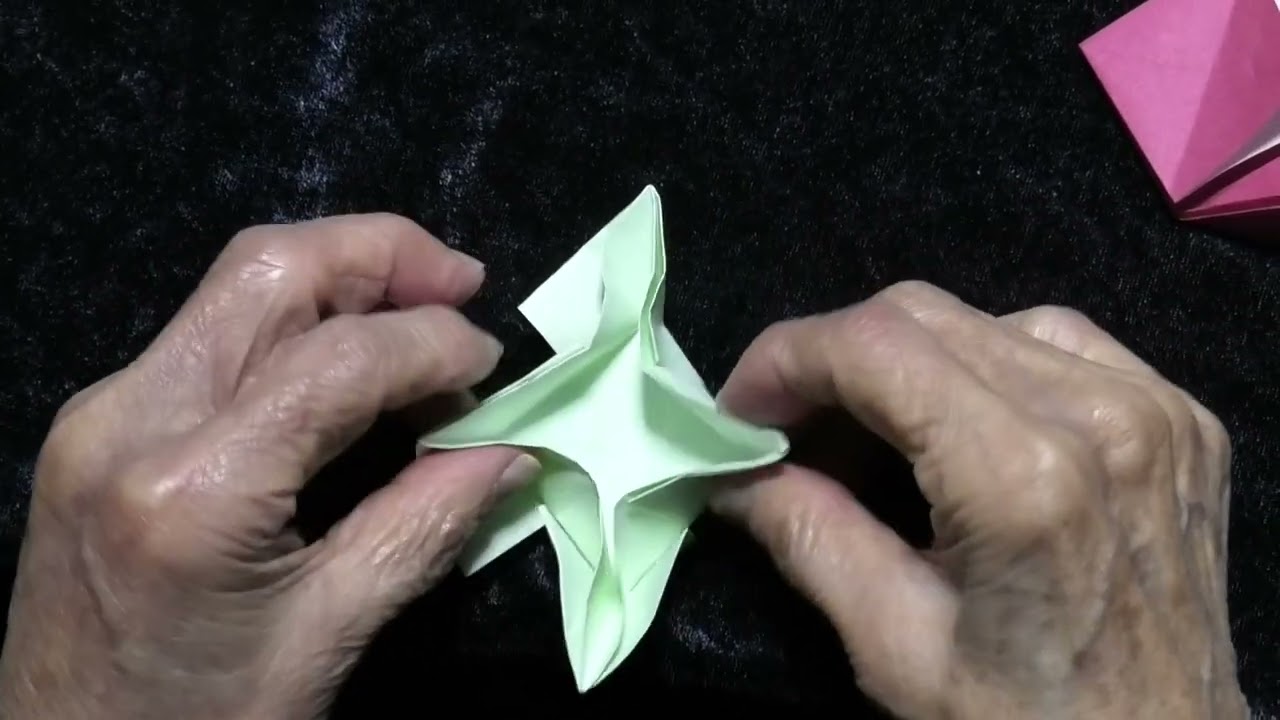 【折り紙】 作品135「二双舟を二回折って花と葉を重ねたブローチ」ピンセット・ヘアピン・目打ち・ボンドなどご用意ください＜my mother's ORIGAMI room＞