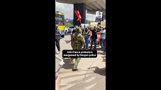 Para demonstran anti-Prancis disemprot gas air mata oleh polisi Kenya.