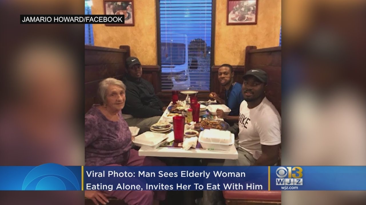 viral-photo-man-sees-elderly-woman-eating-alone-invites-her-to-eat