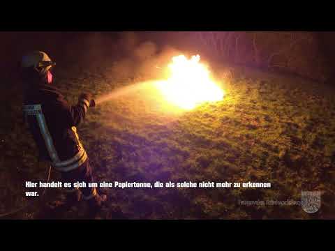 Brandeinsatz / mehrfache Brandstiftung/ Heumiete, Mülltonnen / Feuerwehr Reinhardshagen 13.02.22