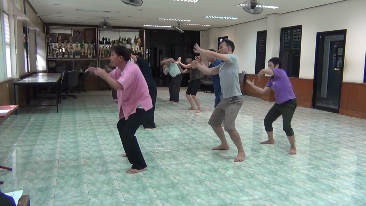 ปะถะมะลายเจิงเพื่อสุขภาพ ผศ.สมภพ เพ็ญจันทร์และ จนท.คณะแพทยศาสตร์  ม.ช.17 กค 56