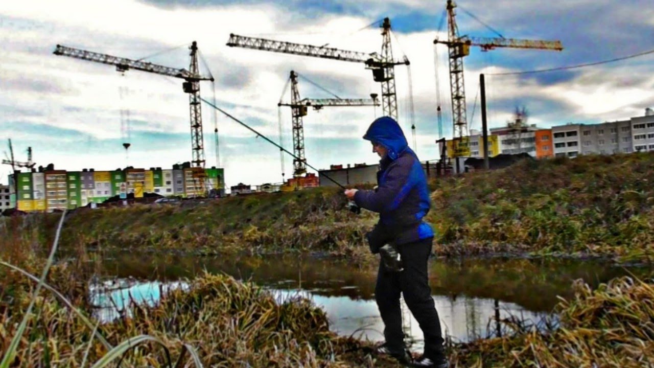 РЫБАЛКА на СТРОЙПЛОЩАДКЕ. Я в ШОКЕ откуда здесь столько рыбы? Рыбалка на стройке, спиннинг в городе.