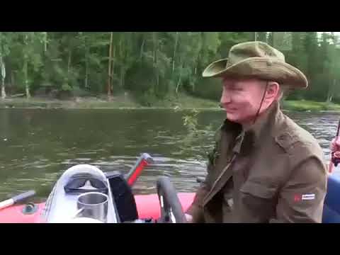 Путин на рыбалке в Туве отказывается пить коньяк, который предложил ему Шойгу