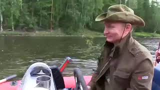 Путин на рыбалке в Туве отказывается пить коньяк, который предложил ему Шойгу