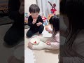仲良くイチゴを頬張る叔父さんと姪っ子。