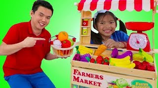 Wendy Pretend Play with Farmers Market Food Stand Toy Selling Fruits \& Veggies