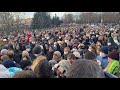Люди скандируют "Жыве Беларусь" в честь Романа Бондаренко