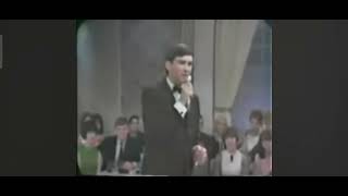 Gene Pitney - Only Love Can Break A Heart (live performance)