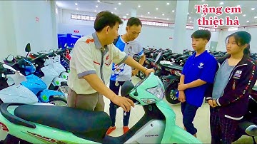 Cả gia đình ăn mì gói vì quá vui mừng khi hay tin cô học trò nghèo được nhận món quà " Đặc biệt "