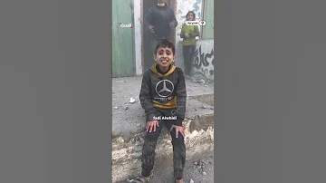 طفل فلسطيني يصرخ باكيا بعد مقتل أخيه وأبيه في قصف إسرائيلي 