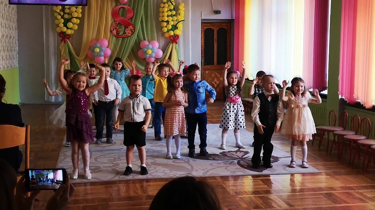 детский танец губки бантиком видео. танцы для детей губки бантиком. танец губки бантиком. детский танец к 8 марта. губки бантиком бровки домиком танец в детском саду.