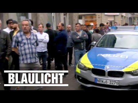 Mob greift Polizisten in Duisburg an - Bis zu 250 Personen!