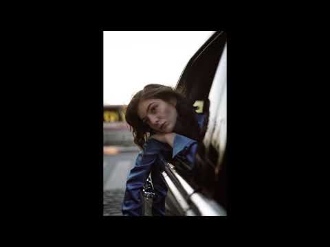400 Lux - Lorde (8D Audio)