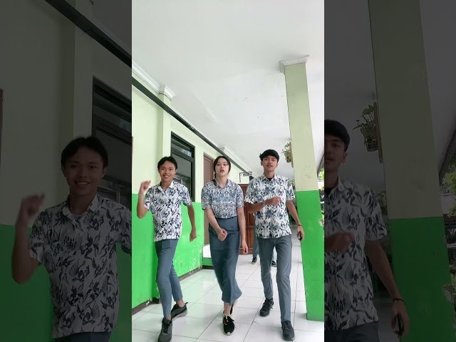 Daboy bareng dua cowo kece🤪 #masasekolah #sekolah #dance (sc.@user312298765) class=