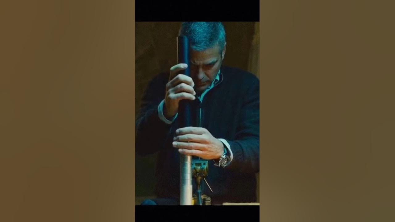 Киллер, который делает оружие из мусора - YouTube