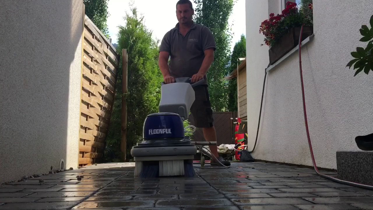 Terrassenbeläge mit mit Wasser und Bürste reinigen - YouTube