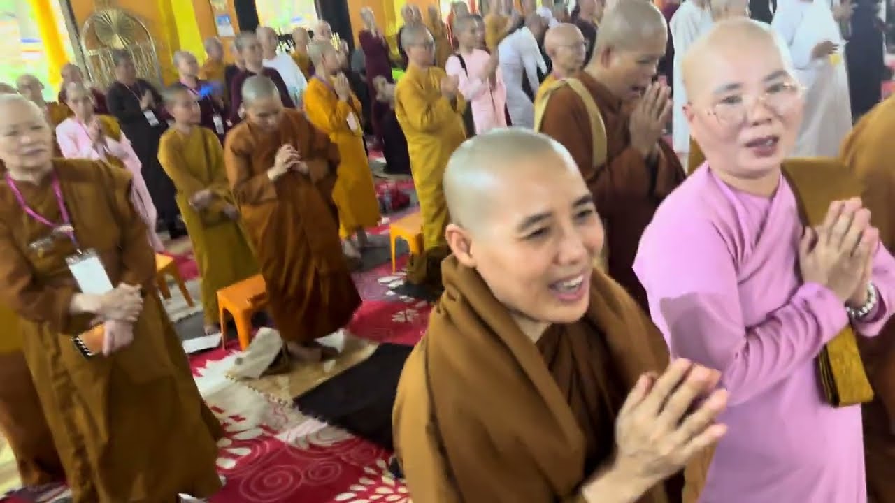 Tứ chúng hoan Hỷ cung đón Ngài Tam tạng 7 và Ngài Tam tạng 11 cùng tăng đoàn 