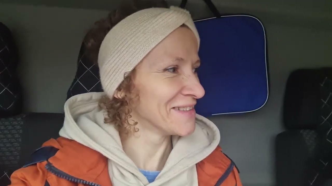 Семья не в его приоритетах. Уехала с детьми из одной деревни в другую. К мужу под крылышко 