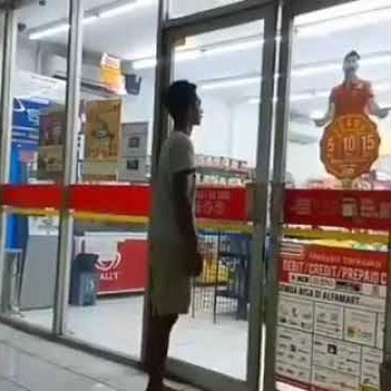 Vidio lucu dan kocak,, orang ini mau belanja ke indomaret tp apa yg terjadi.???