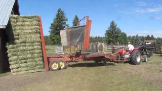 Hay bale wagon unload