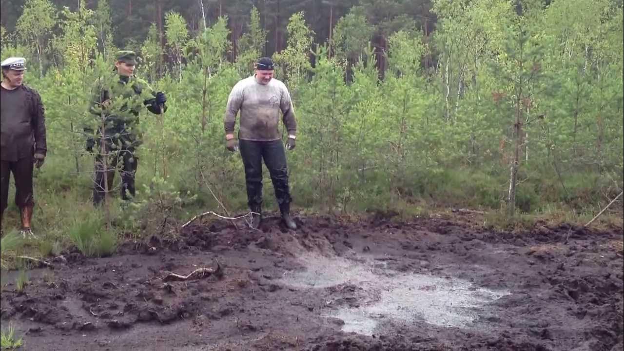 Мужик прыгает в болото