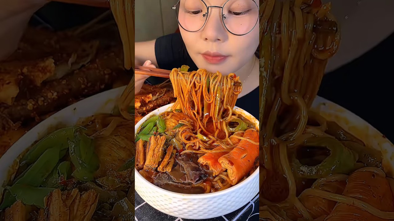 Sour cabbage hot pot rice noodles! Sweet potato noodles! Desserts! Satisfaction! 