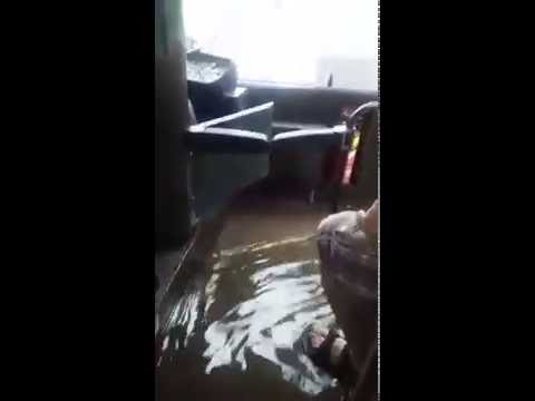 Rzeka w autobusie po nawałnicy w Łodzi