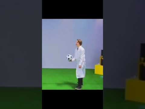 Влад А4 в футбол вообще играть не умеет