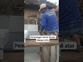 Pemasangan semen di atas tulangan pintu