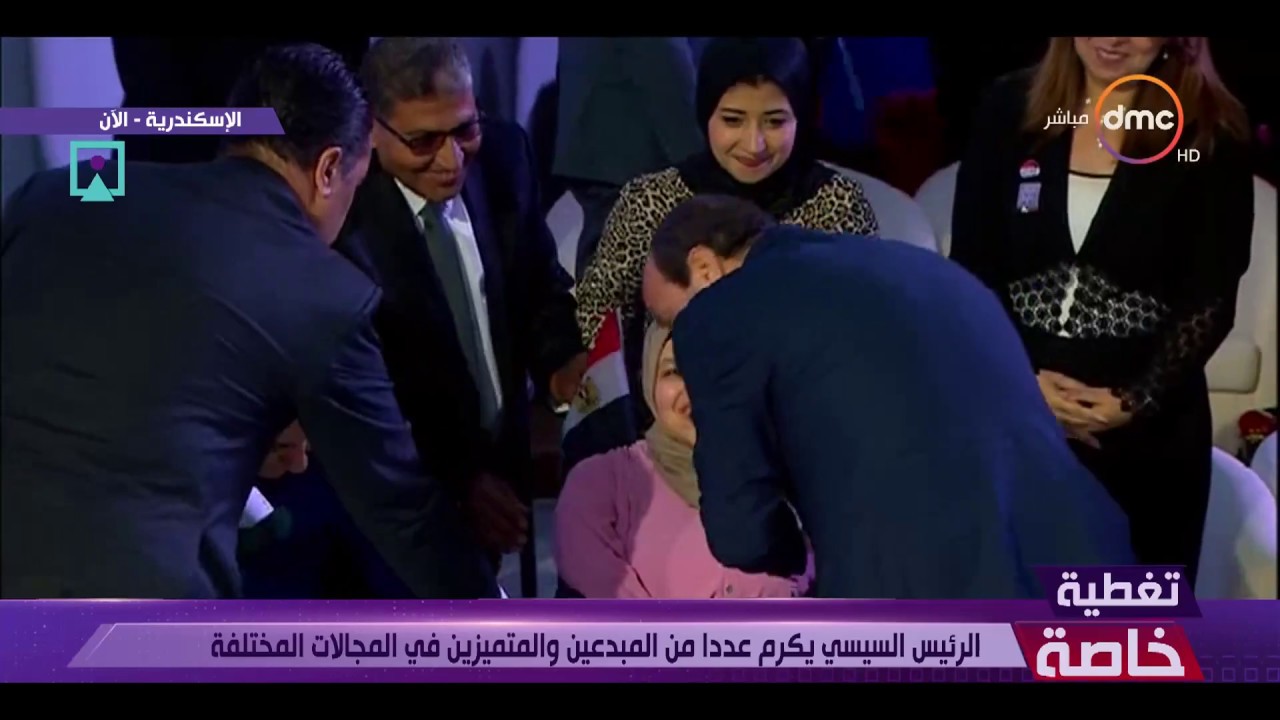 تغطية خاصة - الرئيس السيسي في لقطة إنسانية رائعة أثناء تكريم 