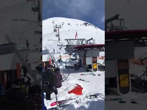 Acidente com teleférico arremessa esquiadores na Geórgia