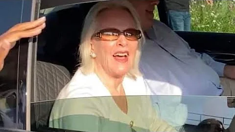 Lovely Frida arrives at ABBA voyage anniversary show