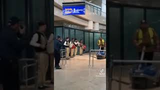 أغرب مطار في العالم شاهد عامل نظافة ڤلبها في المطار