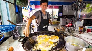 Street Food in Bangkok  Awesome PAD THAI and Instant Noodles on Petchaburi Soi 5!