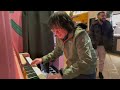 Pied Piper Dude Delights Shoppers With His Piano Skills