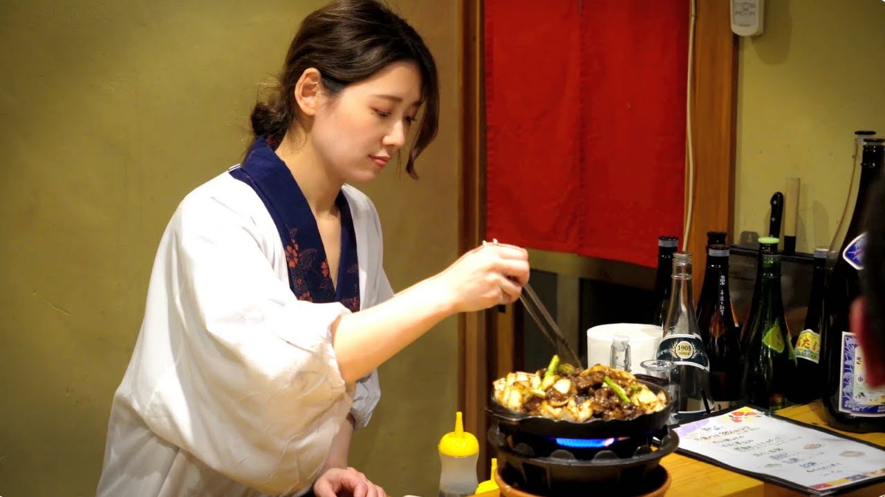 ⁣A beautiful proprietress makes exquisite grilled beef tripe. Japanese food. どん蔵 モツ