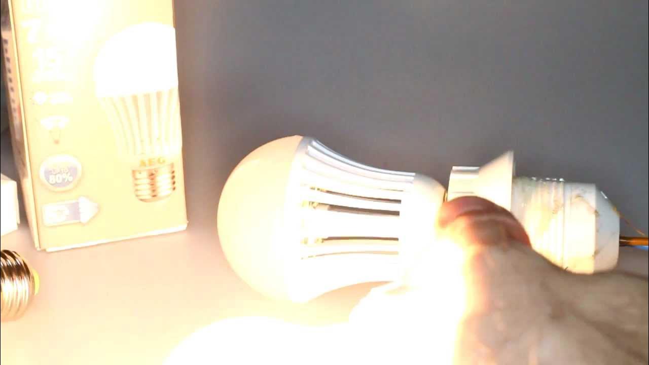 Джин волшебная лампа. Мужик с лампой. Трут лампу. Лампочка gif. Рука держит лампу аладдина.