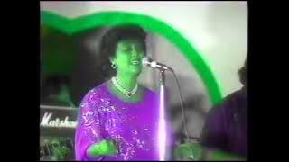 1986 : M.Shariff ft Hasnah Harun & The Zurah - DEKO AABATO (Live)