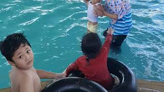 Liburan Senang I Azra Berenang Seru Banget Bareng Teman Temannya
