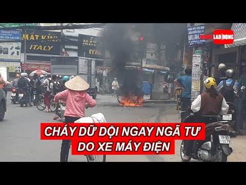Video Cháy dữ dội ngay ngã tư ở TP HCM do xe máy điện | Báo... - youtube